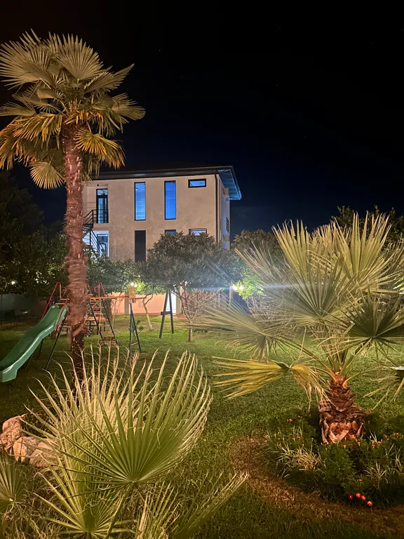 Апартаменты на первой береговой линии с сосновой рощей у моря