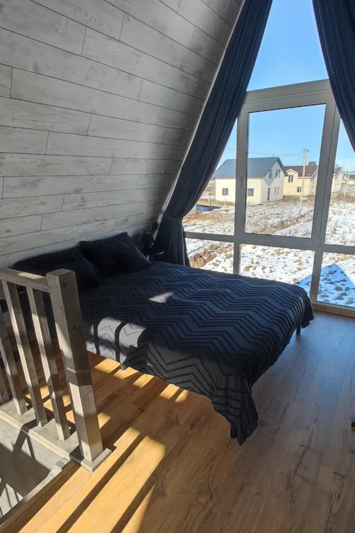 Панорамный домик с теплым бассейном в пяти минутах ходьбы от города