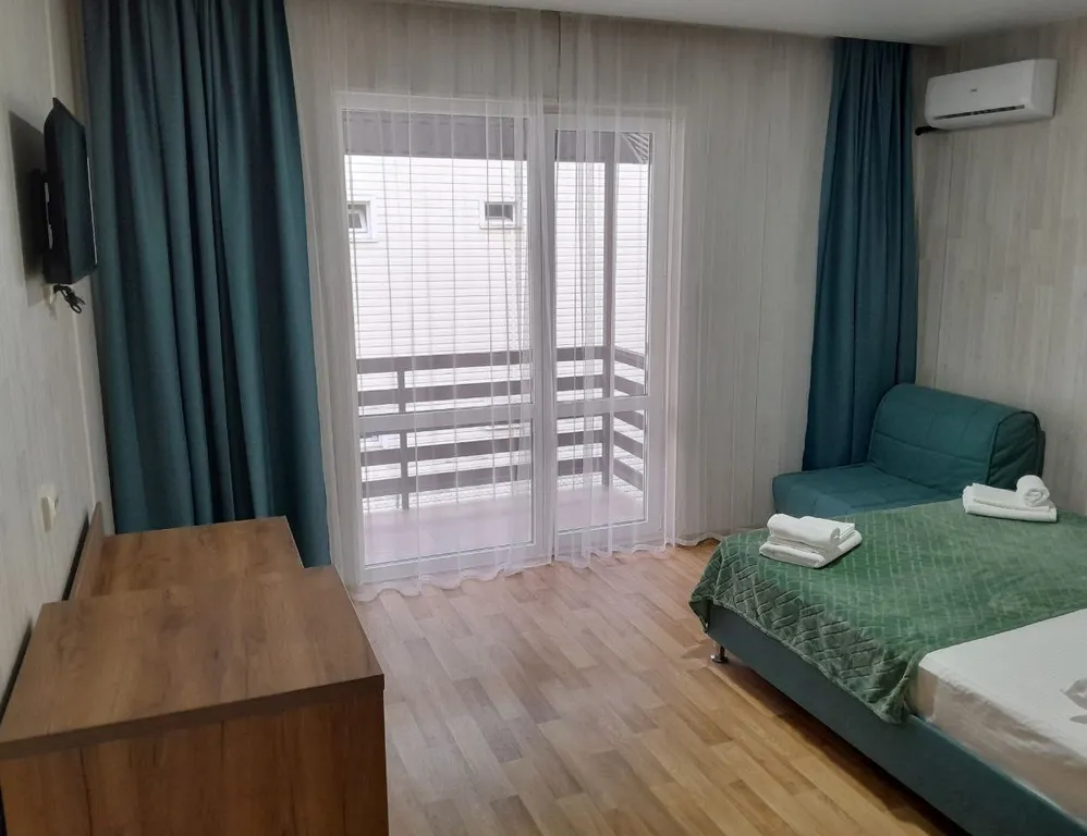 Квартира Четырехместный двухкомнатный номер с балконом — аренда посуточно в Архипо-Осиповка