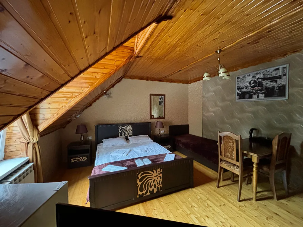 Семейный трёхместный деревянный, мансардный номер