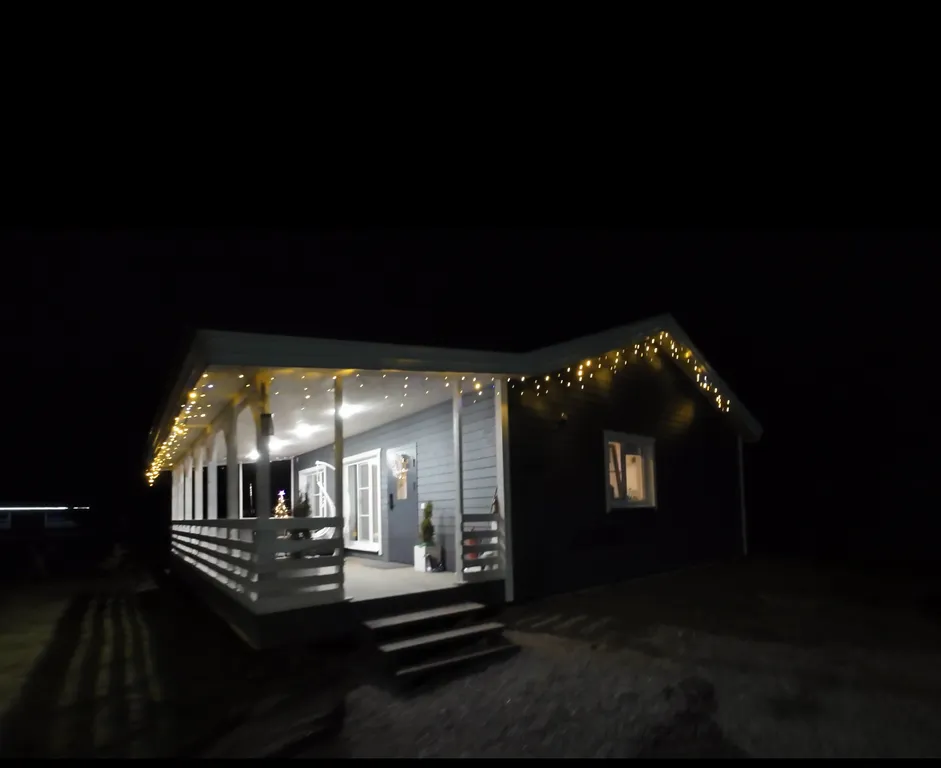 Уютный дом в скандинавском стиле с видом на озеро