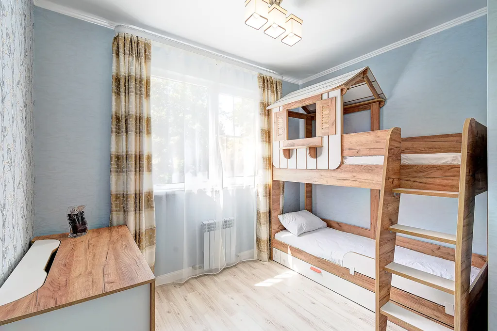 Коттедж с бассейном возле леса