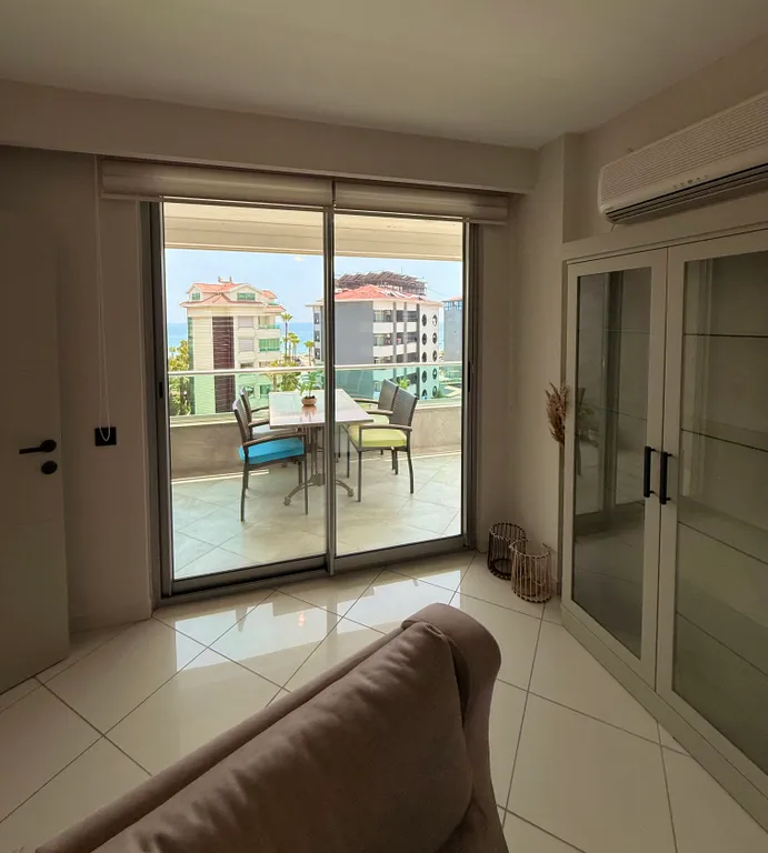 Двухуровневые апартаменты с видом на море и горы