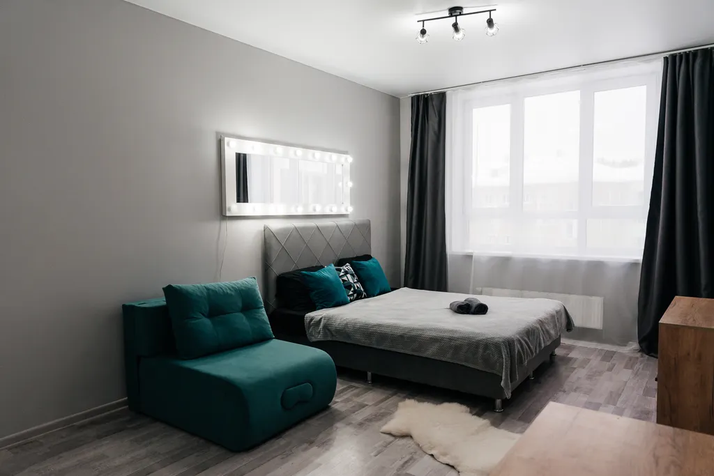 Стильная студия с панорамным балконом у балатовского парка