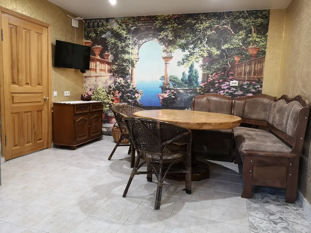 Уютный этаж с видом на сад и внутренним двориком