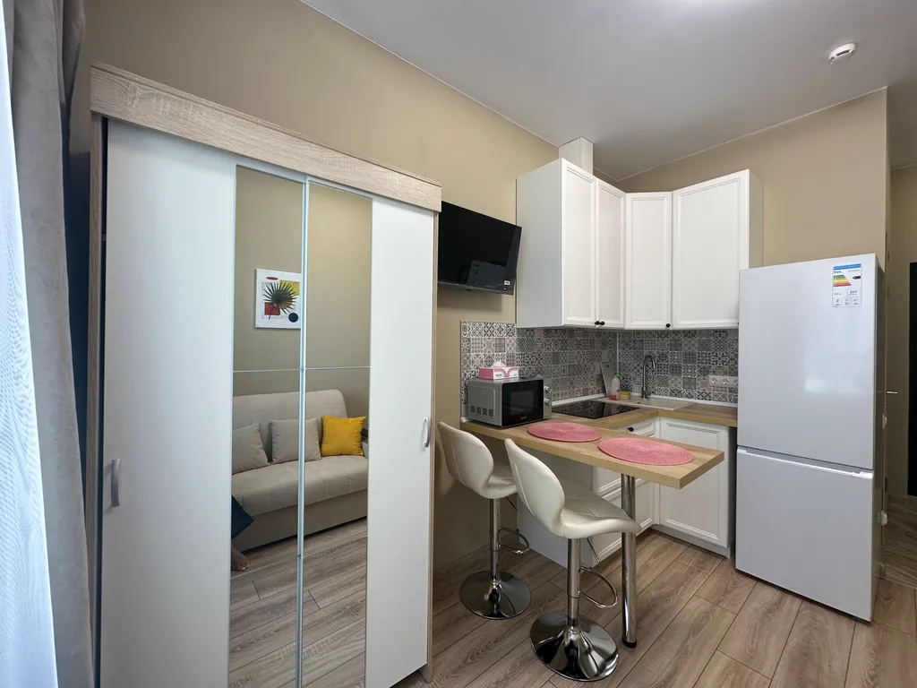 Студия после дизайнерского ремонта с видом на море