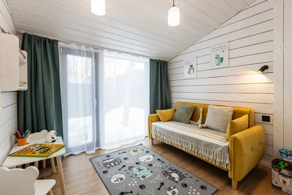 Новый панорамный дом с лесом на участке