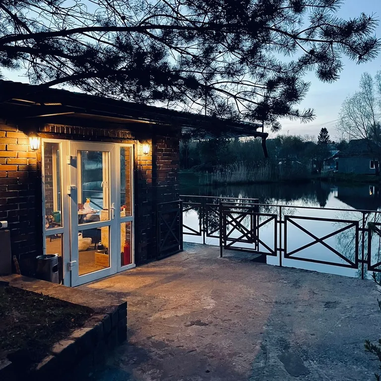 Дом с шикарной беседкой на озере