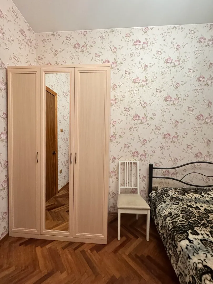 Спальная с большой кроватью