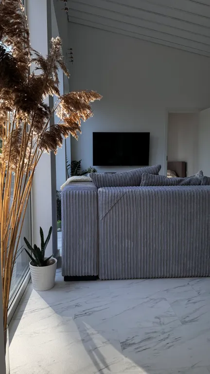 Стильный дом на берегу Ладожского озера с панорамным видом