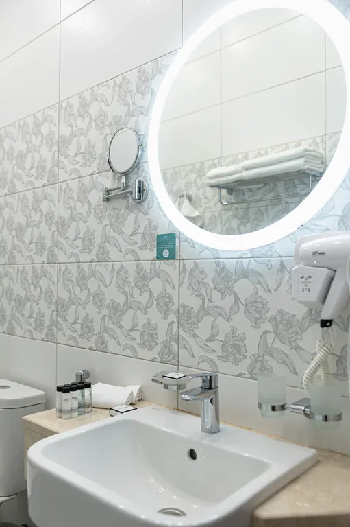 Трехместный комфорт с французским балконом с видом на территорию