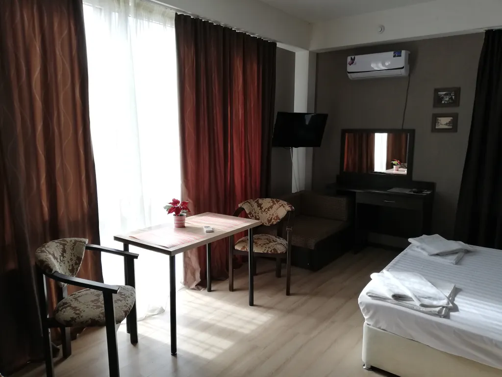 Студия с видом на горы и балконом