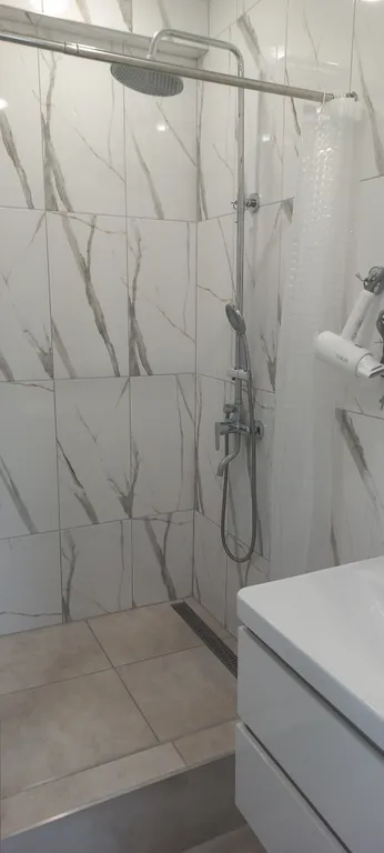 Современная студия с подогреваемым бассейном