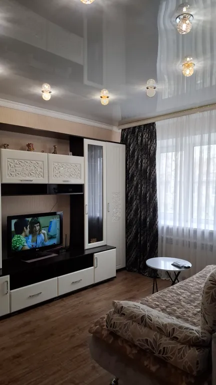 Уютная однокомнатная квартира в спокойном районе, с кроватью и диваном