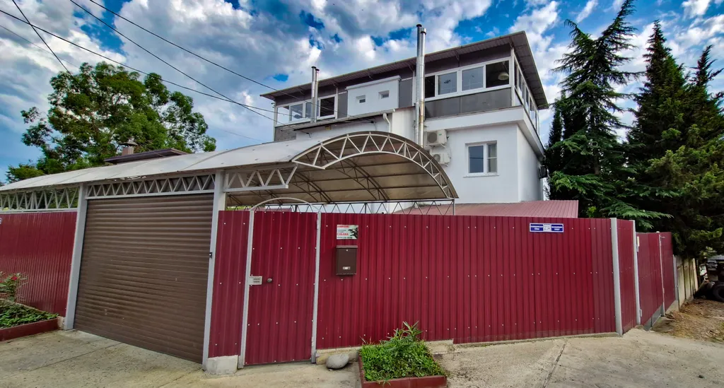 Трёхэтажный таунхаус в живописном месте с большим садом