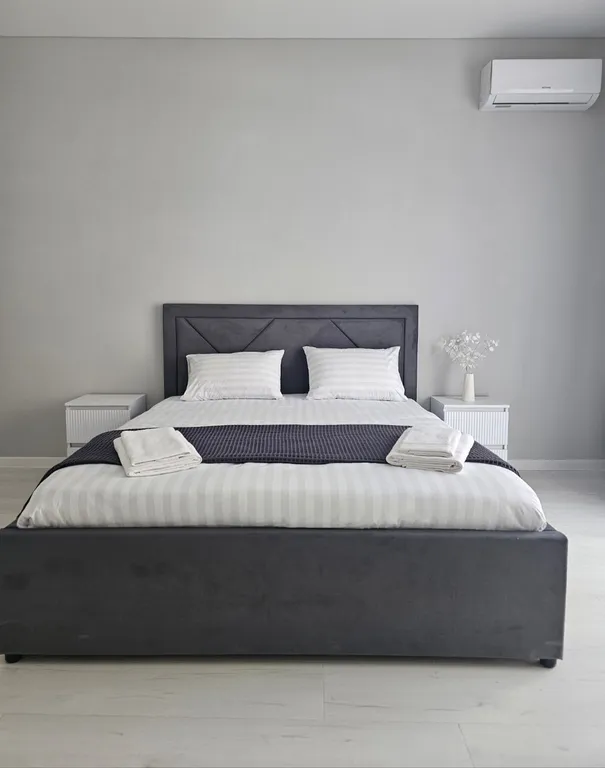 Новый современный дом в центре города, рядом с набережной.