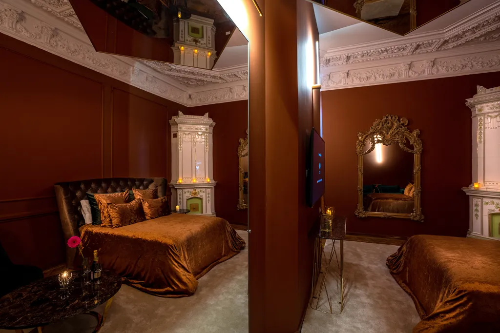 Роскошный номер класса люкс с зеркалами на стенах и потолке