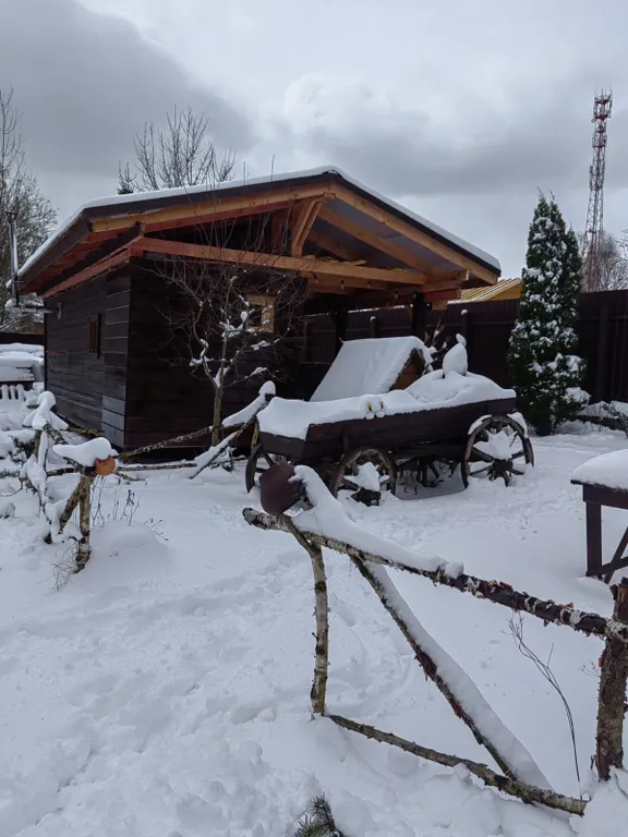 Красивый дом с камином на берегу живописной реки