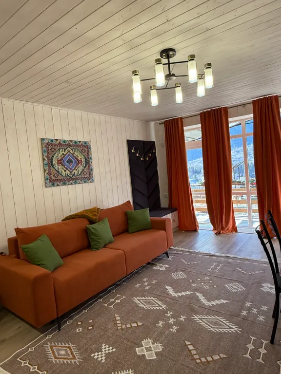 Дом в лесу с видом на горы