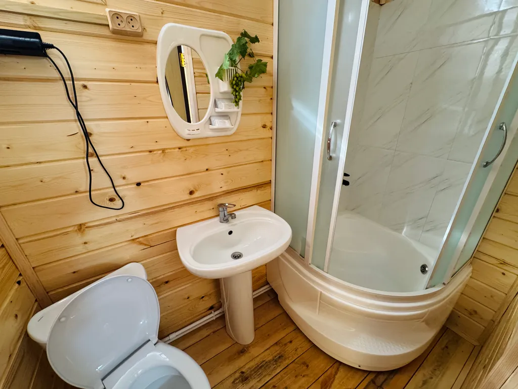 Домик 5-ти местный 2-х комнатный с кухней