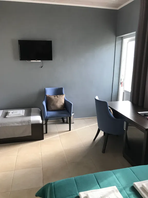 Трехместный номер, с двуспальной кроватью и односпальной, вид во двор