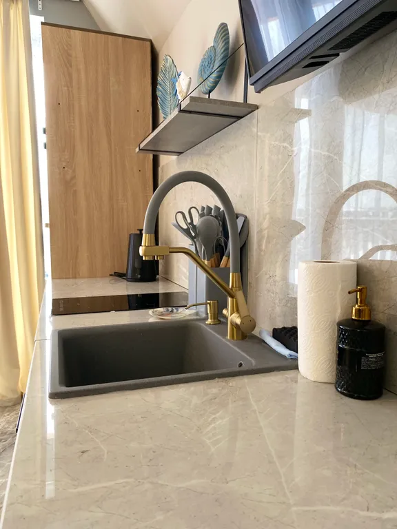 Дом на озере с бассейном