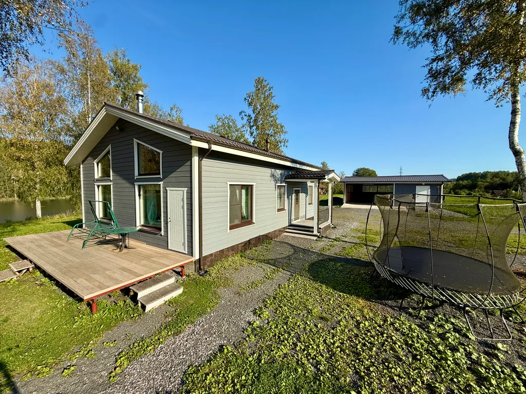 Домик с озером