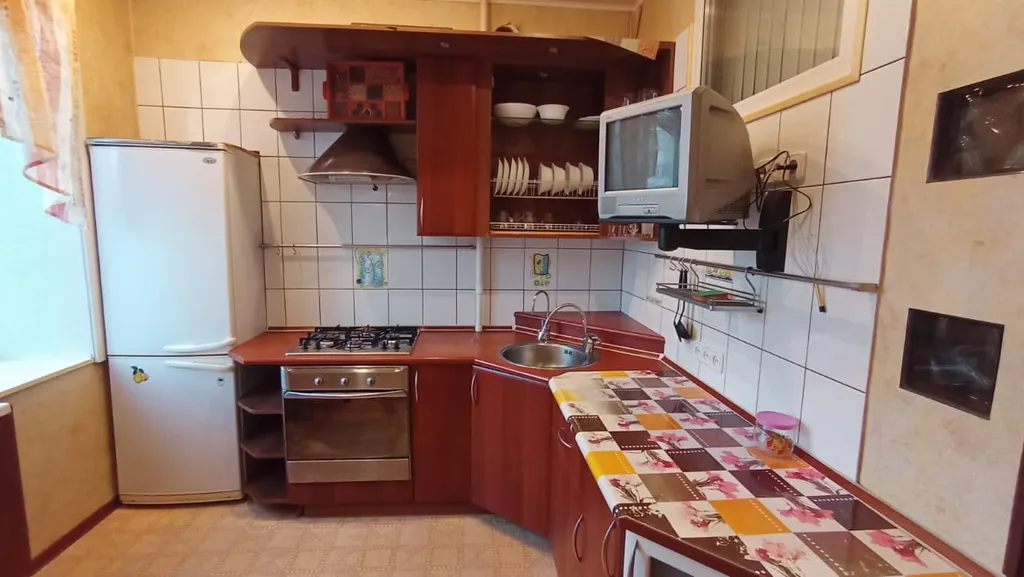 Двух комнатная квартира с изолированными комнатами около парка Горьког