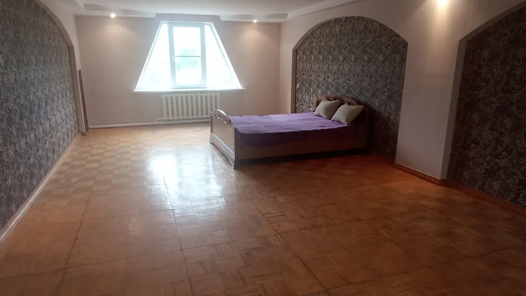 Дом с балконом