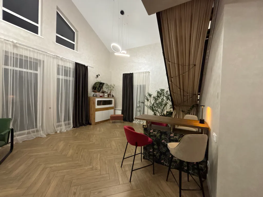 Живая ёлка! Новый дом с 4 спальнями, гостиная 80м