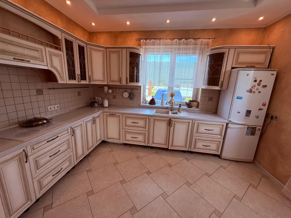 Уютный новый 3 этажный 10-комнатный гостeвoй дом с баней и прудом