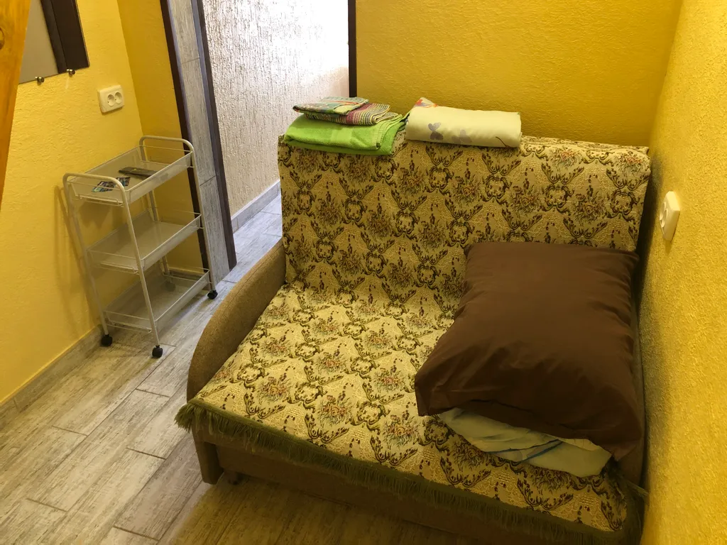 Маленький двухэтажный домик, возле моря