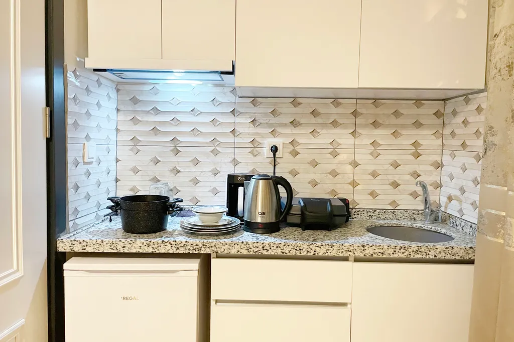 2br and 2bath balcony 8 min to metro