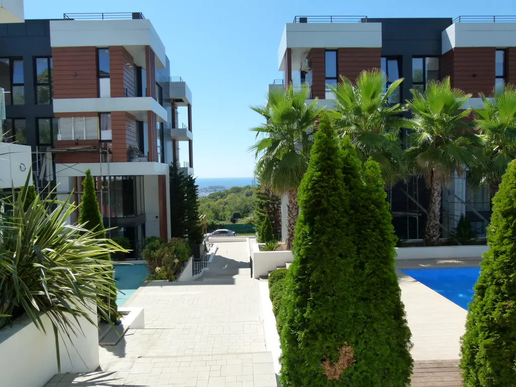 Квартира с дизайнерским ремонтом в японском стиле с бассейном