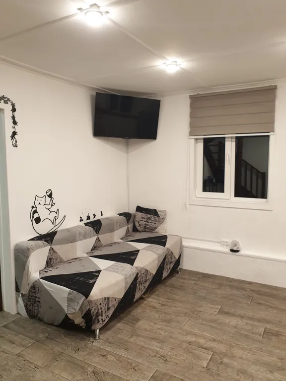 Уютный дом с сауной на первом этаже, в черте города у ручья