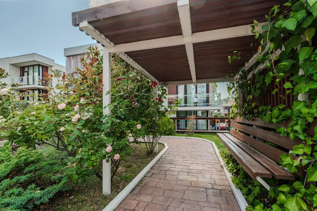 Студия с балконом и подогреваемым бассейном на территории ЖК в центре