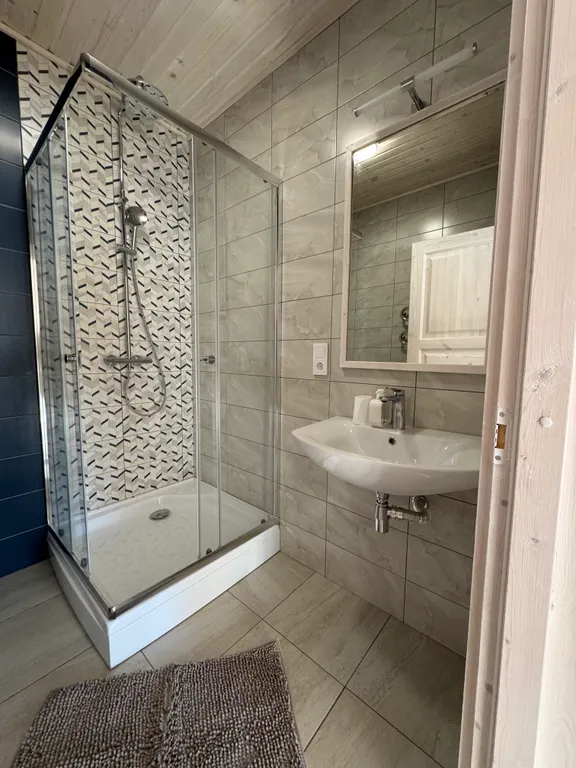 Большой дом у озера