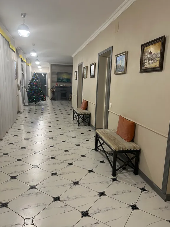 Дом с бассейном и бильярдом