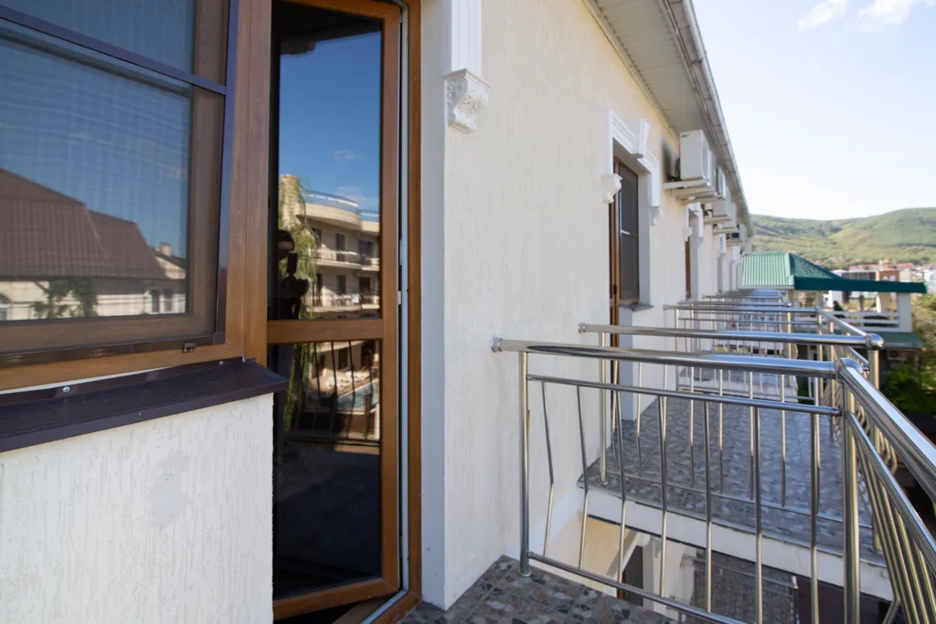 Трёхместный номер стандарт с балконом и видом во двор