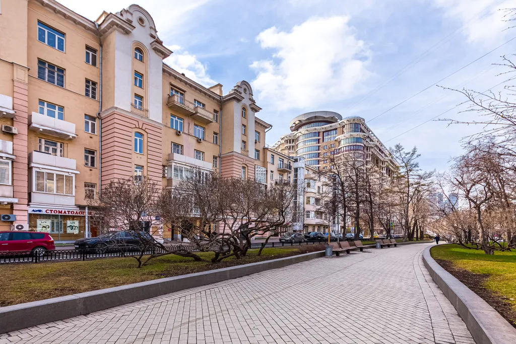 Белая квартира с высокими потолками на Арбате