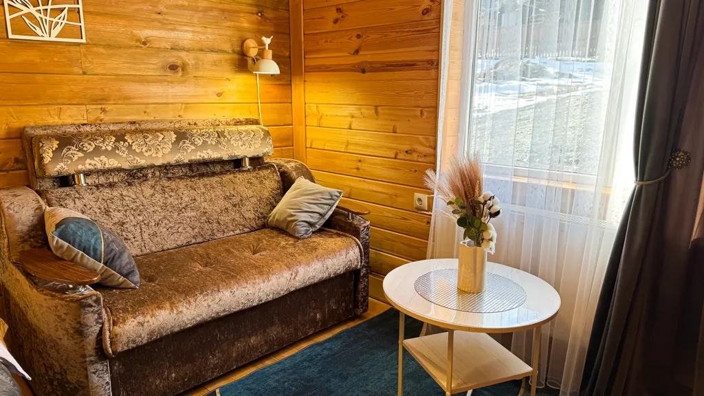 Часть дома с видом на горы