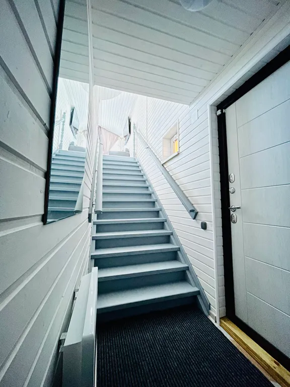 Номер с панорамными окнами и видом на озеро