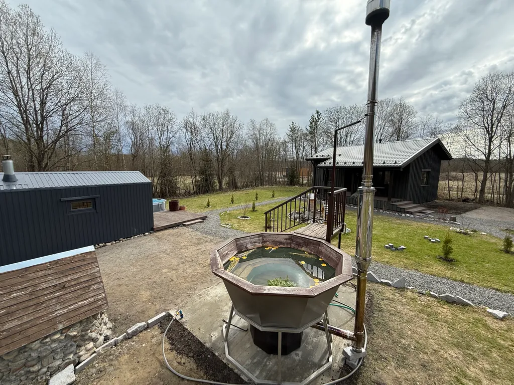 Дом в окружении заповедного леса у подножия горы Варамяки