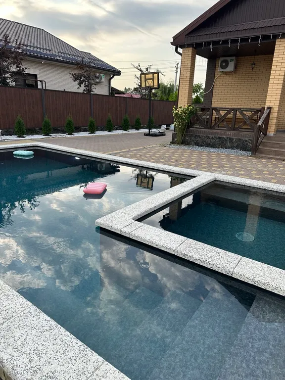 Уютный дом с теплым бассейном у термальных источников и аквапарка