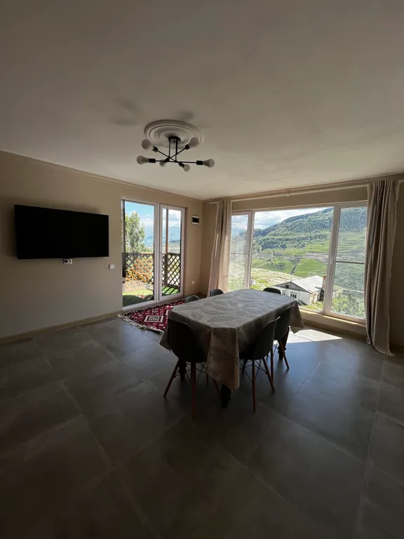 Домик с видом на горы