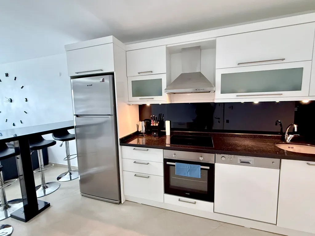 Трехкомнатная квартира на первой береговой линии