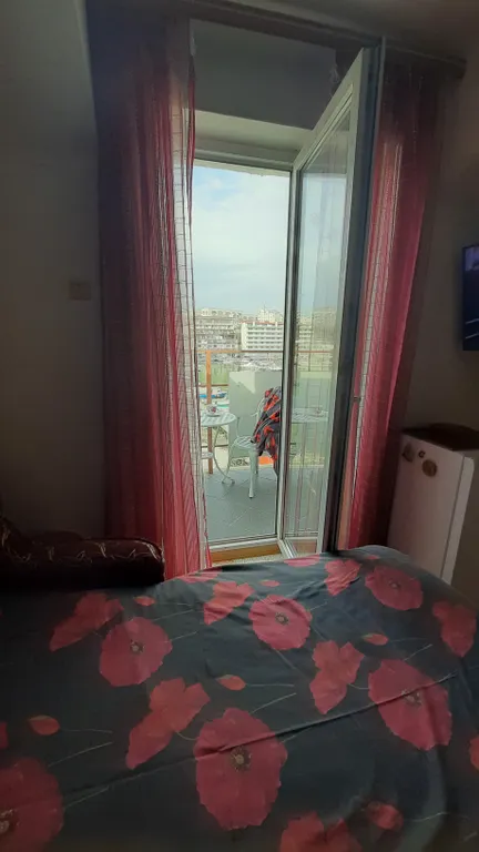 Студия на причале с видом на яхты  и чаек