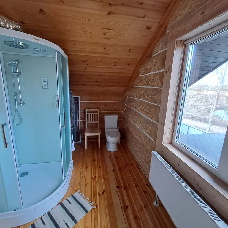 Уютный домик, на опушке леса, с видом на озера