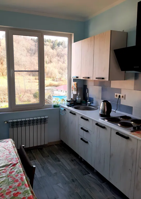 Уютная комната для отдыха с видом на горы