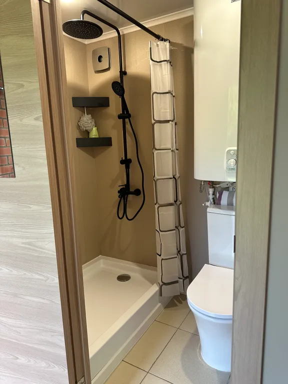 Уютный дом на берегу реки Волга